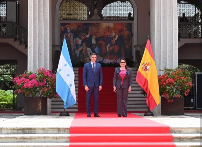 Archivo - El presidente del Gobierno, Pedro Sánchez, junto a la presidenta de Honduras, Xiomara Castro