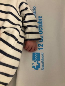 La portavoz de Más Madrid en el Ayuntamiento, Rita Maestre, presenta a su hija