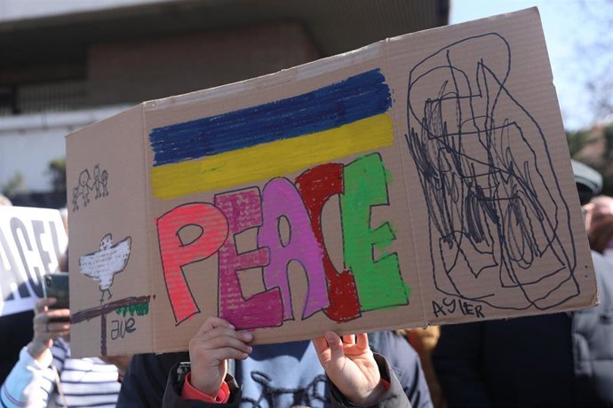 Archivo - Una pancarta con la palabra 'PAZ', 'Peace', en una manifestación en Madrid tras los ataques en Ucrania.