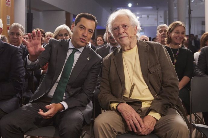 Archivo - El presidente de la Junta de Andalucía, Juanma Moreno, (i) y el expresidente del Partido Andalucista, Alejandro Rojas Marcos, (d) durante la presentación del libro "Historia del Partido Andalucista" en la Casa Museo de Blas Infante