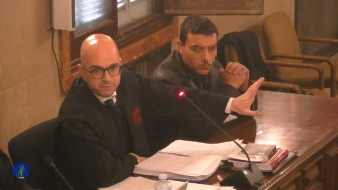 El abogado Miguel Ángel Ordinas, en el juicio junto al acusado por la muerte de un joven marroquí en Calas de Mallorca en 2021.