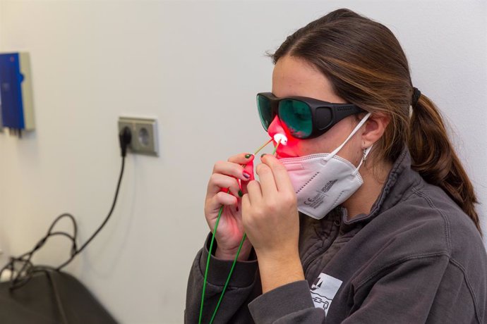 Archivo - Fotodesinfeccion nasal disminuye el contagio por covid y protege de infeccion grave