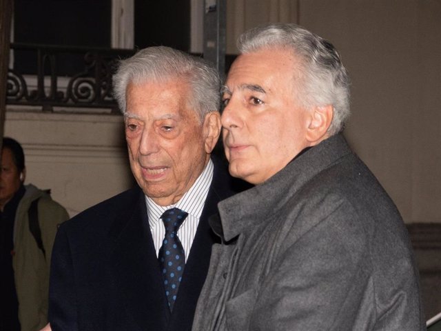 MARIO VARGAS LLOSA Y SU HIJO ÁLVARO EN EL HOMENAJE QUE RECIBIÓ EN EL CÍRCULO DE BELLAS ARTES, MADRID