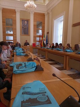 Jóvenes participantes del programa 'Cáceres Avanza con Europa' son recibidos por el eurodiputado Ignacio Sánchez