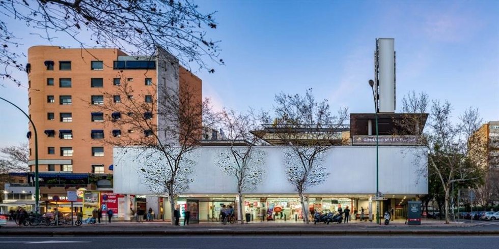 El Mirador de Santa Justa está ubicado en la zona más comercial de Nervión y frente a la estación de tren de Santa Justa.