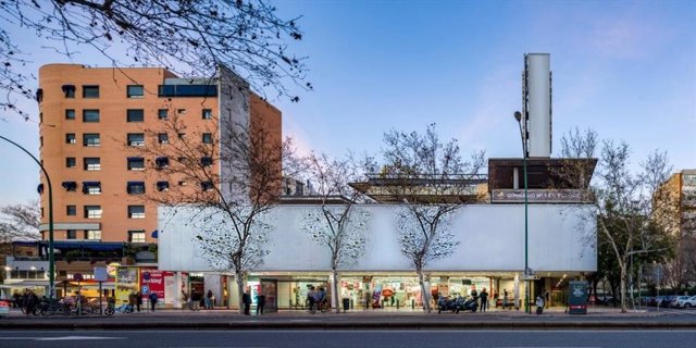 El Mirador de Santa Justa está ubicado en la zona más comercial de Nervión y frente a la estación de tren de Santa Justa.