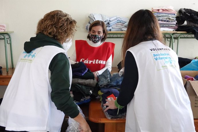Archivo - Voluntarias de Cáritas clasificando ropa para enviar a Ucrania