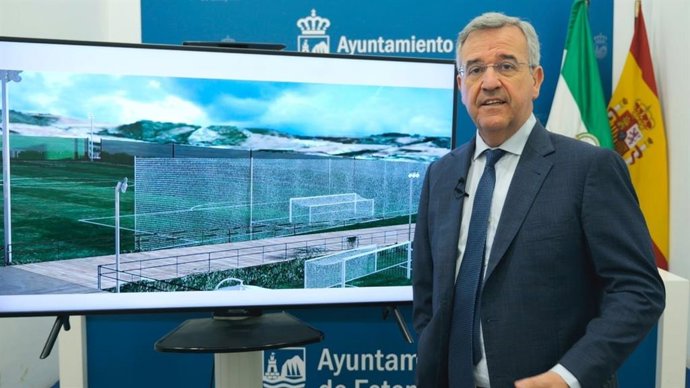 El alcalde de Estepona, José María García Urbano, informa sobre la ampliación del complejo deportivo en la zona oeste.