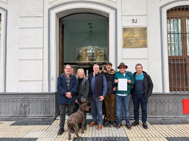 Los activistas de patrimonio ante la sede del Defensor del Pueblo Andaluz