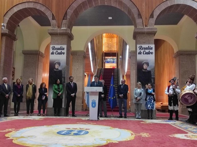 El presidente de la Cámara gallega, Miguel Santalices, y el conselleiro de Cultura, Educación, FP e Universidades, Román Rodríguez, entre otros, participan en el acto institucional de homenaje a Rosalía de Castro en el Parlamento.