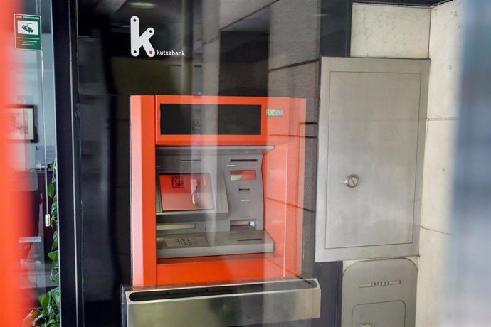 Archivo - Un cajero de un Banco Kutxabank