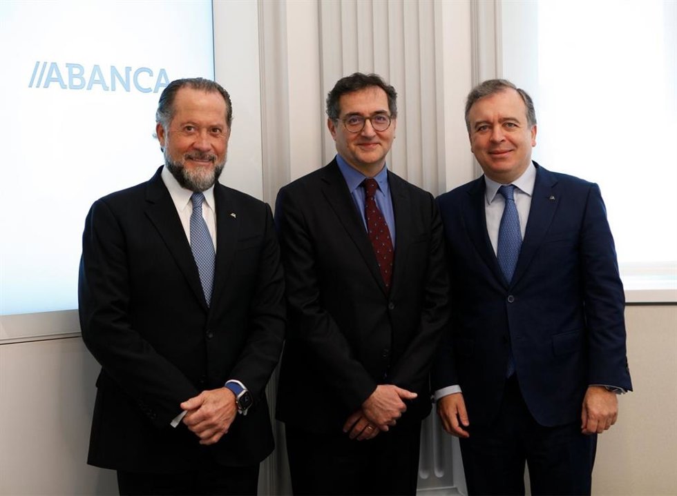 De izquierda a derecha, el presidente de Abanca,, Juan Carlos Escotet, el viceconsejero de BFCM, Alexandre Saada, y el consejero delegado de Abanca, Francisco Botas.