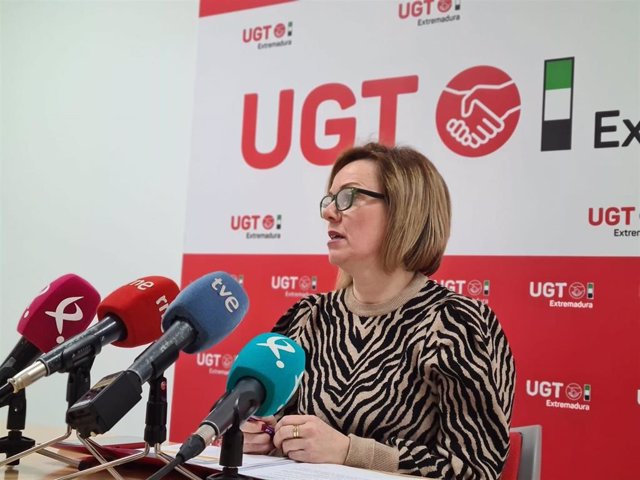 La secretaria de Igualdad, Políticas Sociales y Salud Laboral de UGT Extremadura, María José Ladera, presenta un informe sobre la brecha salarial en la región