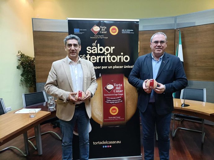 Javier Muñoz y Ángel Pacheco, director y presidente de la DOP Torta del Casar