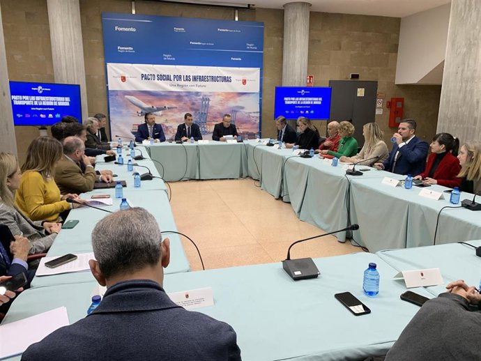 El consejero de Fomento e Infraestructuras, José Ramón Díez de Revenga, durante la reunión del Comité técnico del Pacto Social por las Infraestructuras de la Región de Murcia.