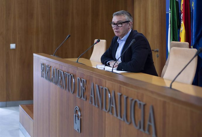 El portavoz del grupo parlamentario Vox, Manuel Gavira, durante la rueda de prensa. A 22 de febrero de 2023, en Sevilla (Andalucía, España). Los portavoces de los grupos políticos comparecen de forma periódica en rueda de prensa previas al Pleno del Par