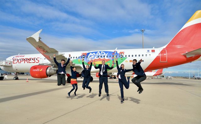 Avión de Iberia Express vinilado con en logo del Mad Cool.
