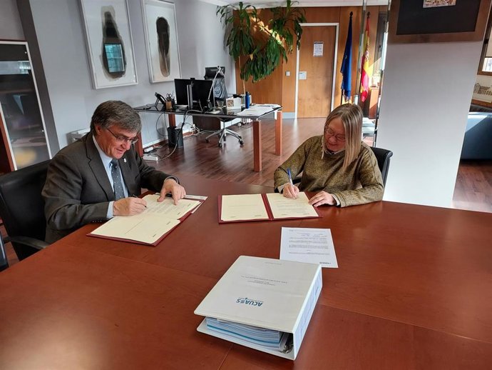 La directora general de Acuaes, Rosa Cobo, y el regidor de Medio Ambiente y presidente de Emaya, Ramon Perpiny.