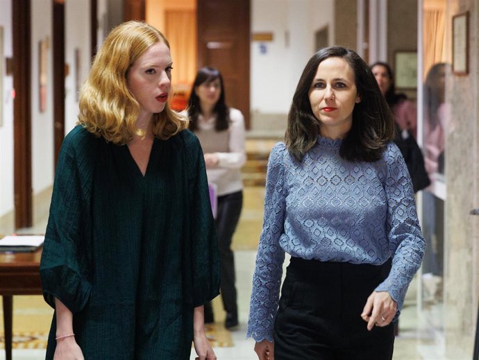 La secretaria de Estado para la Agenda 2030, Lilith Verstrynge (i) y la ministra de Derechos Sociales y Agenda 2030, Ione Belarra (d), en el Congreso de los Diputados, a 22 de febrero de 2023, en Madrid (España).