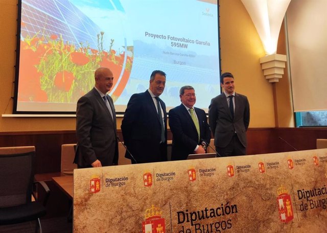 En el centro, el presidente de la Diputación de Burgos, César Rico, con representantes de la empresa Solaria.