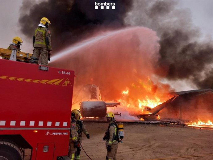 Imagen de los Bombers trabajando en el incendio de dena (Barcelona)