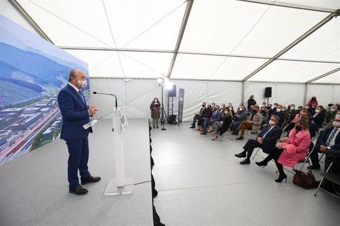 El consejero de Industria, Javier López Marcano, expone el proyecto del Llano de la Pasiega