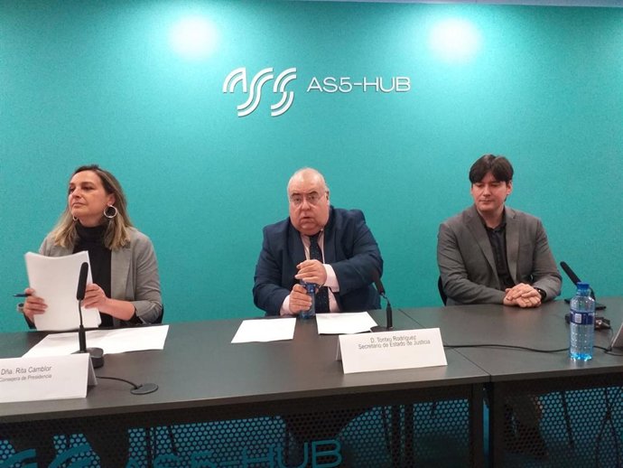 El secretario de Estado de Justicia, Tontxu Rodríguez, entre la consejera de Presidencia del Principado, Rita Camblor, y el  consejero de Ciencia, Innovación y Universidad, Borja Sánchez,  en la jornada Laboratorio Legal y Justicia Tech,en Gijón