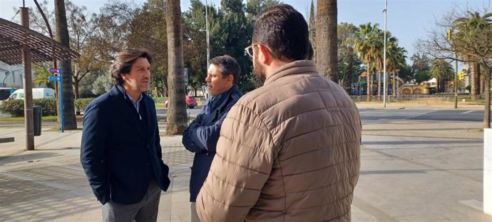 El parlamentario andaluz y portavoz del PSOE de Huelva, Enrique Gaviño, acompañado de socialistas onubenses.