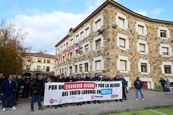 Centenares de trabajadores de la empresa Aspla sostienen pancartas durante un de sus manifestaciones