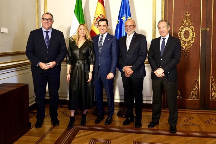 Archivo - El presidente de la Junta, Juanma Moreno, se reúne con el CEO de La Academia Latina de Grabación, Manuel Abud, y con Eva Cebrián, vicepresidenta del Consejo Directivo de la Academia.
