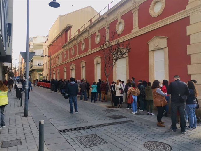 Cola para acceder a las invitaciones al acto de Hijo Predilecto de la Ciudad de Almería de David Bisbal.