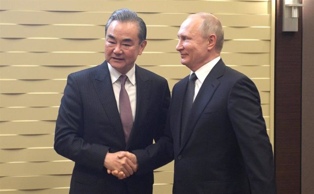 Archivo - Imagen de archivo del presidente ruso, Vladimir Putin, y el jefe de la diplomacia china, Wang Yi.