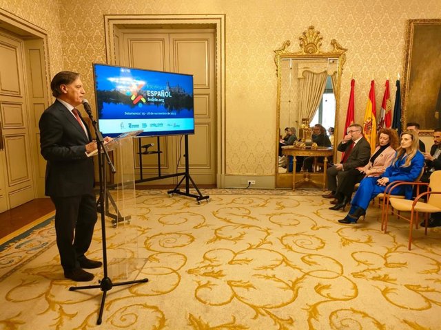 El alcalde de Salamanca, Carlos García Carbayo, interviene en la presentación de la II Semana del Español.