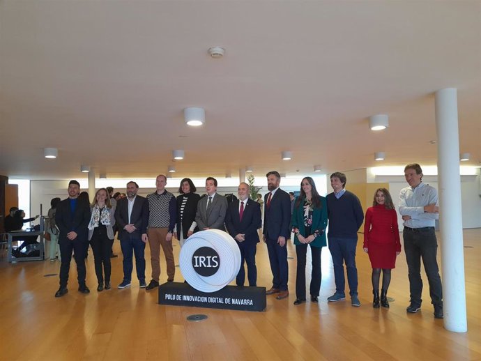 Los consejeros Irujo y Cigudosa, junto al resto de participantes en la presentación de los servicios del Polo de Innovación Digital