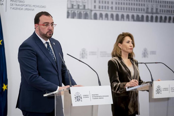 La ministra de Transportes, Movilidad y Agenda Urbana, Raquel Sánchez, y el presidente del Principado de Asturias, Adrián Barbón, durante una rueda de prensa en la sede del Ministerio, a 20 de febrero de 2023, en Madrid (España). 