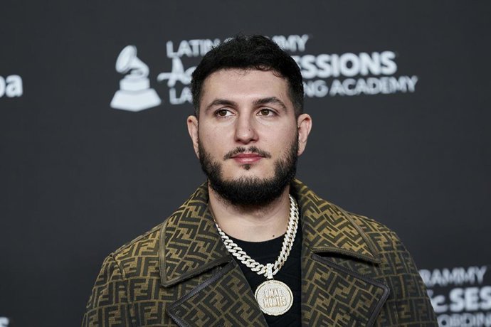 Archivo - El cantante, Omar Montes, posa en el photocall del concierto acústico de los Latin Grammy.