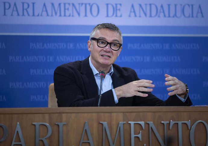 La portavoz del grupo parlamentario Vox, Manuel Gavira, durante la rueda de prensa. A 22 de febrero de 2023, en Sevilla (Andalucía, España). Los portavoces de los grupos políticos comparecen de forma periódica en rueda de prensa previas al Pleno del Par