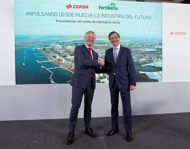 El CEO de Cepsa, Maarten Wetselaar (izquierda) y el CEO de Fertiberia, Javier Goñi, durante la firma de la alianza en Huelva.