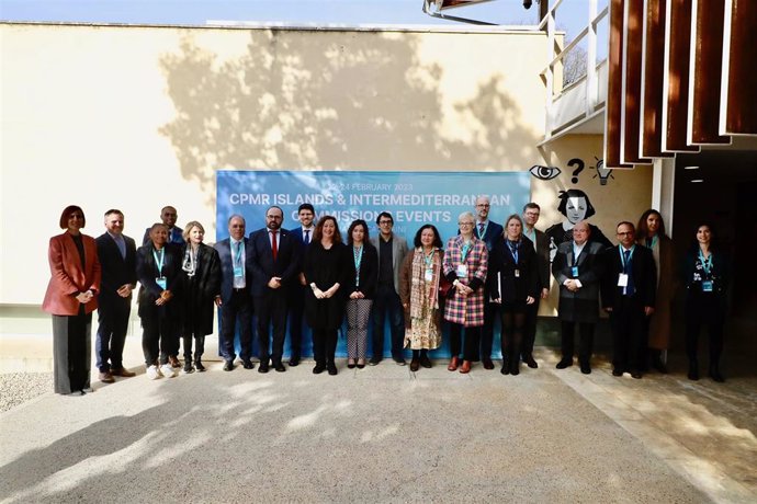 Foto de grupo de la 42 Asamblea General de la Comisión de las Islas de la Conferencia de las Regiones Periféricas y Marítimas (CRPM).