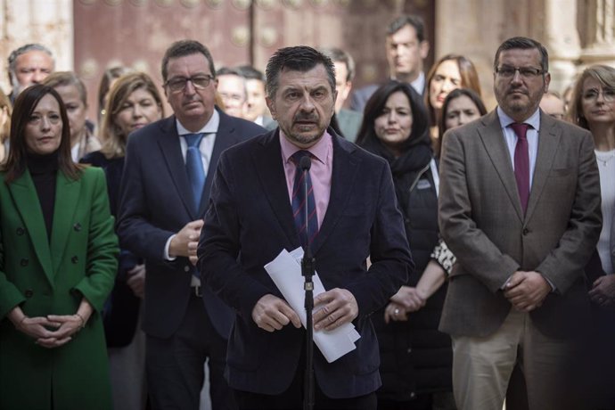 El portavoz del grupo parlamentario PP-A, Toni Martín (c), junto a todos los diputados del grupo parlamentario popular, durante la rueda de prensa ante el hemiciclo. A 22 de febrero de 2023, en Sevilla (Andalucía, España). Los portavoces de los grupos p