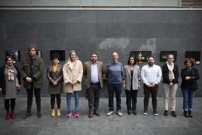 El presidente del Parlamento de Navarra, Unai Hualde, junto al resto de participantes en la inauguración de la muestra 'Nueve'