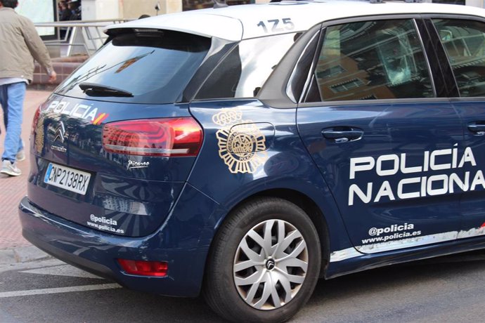 Archivo - Un vehículo de Policía Nacional.