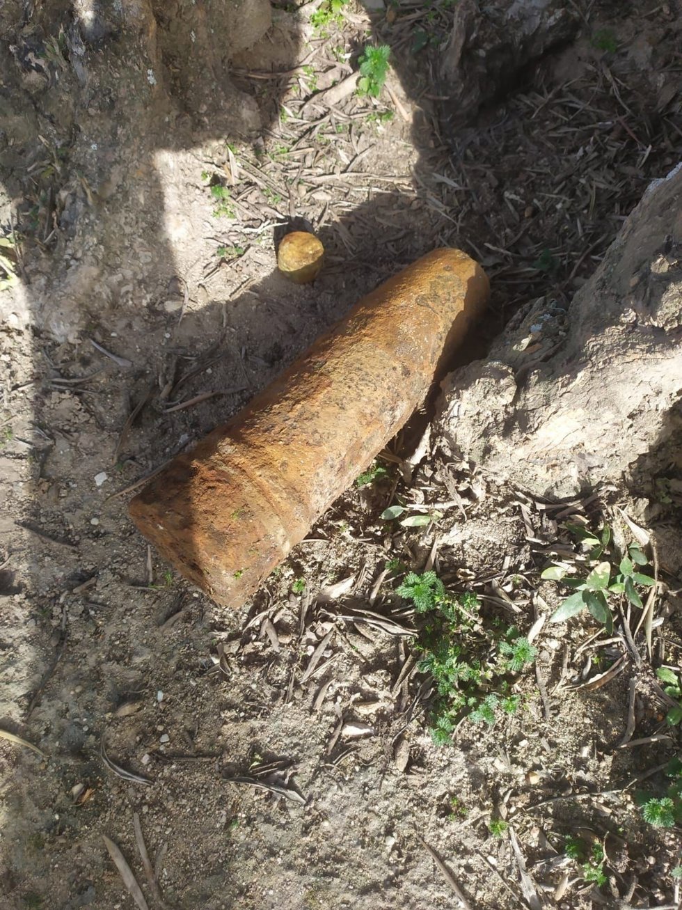 Aparece un proyectil de la Guerra Civil en el Parque del Olivar        *Mientras se realizaban obras de canalización de riego           22 de febrero de 2023.-  Esta mañana, se ha encontrado un proyectil de la Guerra Civil en el parque del O