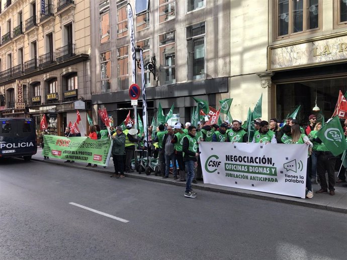Concentración de agentes forestales frente a la Consejería de Presidencia, Justicia e Interior de la Comunidad de Madrid convocados por CSIF y CCOO.
