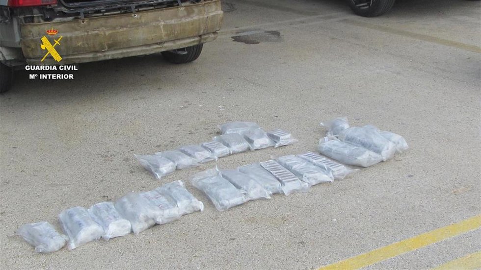 Detenido un hombre con 23 kilos de hachís en el parachoques que intentaba embarcar de Dénia a Ibiza