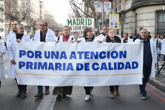 La secretaria general y portavoz del sindicato Amyts, Ángela Hernández (3i), durante una concentración de médicos y pediatras de Atención Primaria en huelga