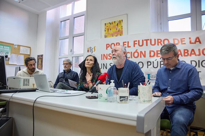 Josetxo Gándara Ruiz de CCOO (2d) durante una rueda de prensa de la Plataforma de  la Inspección de Trabajo y Seguridad Social, en la sede del Ministerio de Trabajo y Economía Social, a 15 de febrero de 2023, en Madrid (España). Durante la rueda de pren