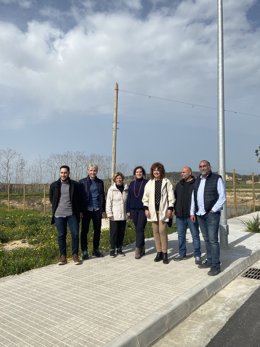 La directora gerente del Instituto de Innovación Empresarial de las Illes Balears (IDI), Mariona Luis; la alcaldesa de Porreres, Francisca Mora, y los miembros de la Junta de Compensación del polígono de la Creu de Porreres