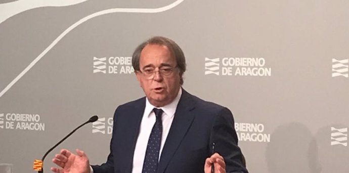 El consejero de Hacienda del Gobierno de Aragón, Carlos Pérez Anadón, en rueda de prensa.
