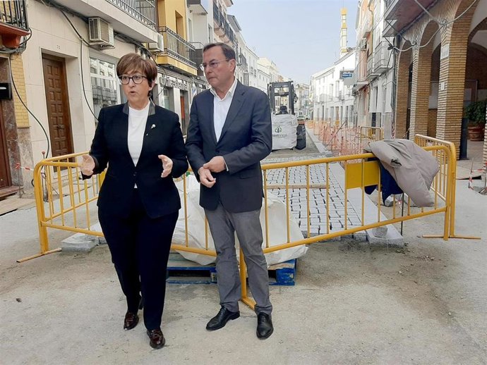 El delegado de Medio Natural de la Diputación de Córdoba, Francisco Palomares, y la alcaldesa de Moriles, Francisca Carmona.